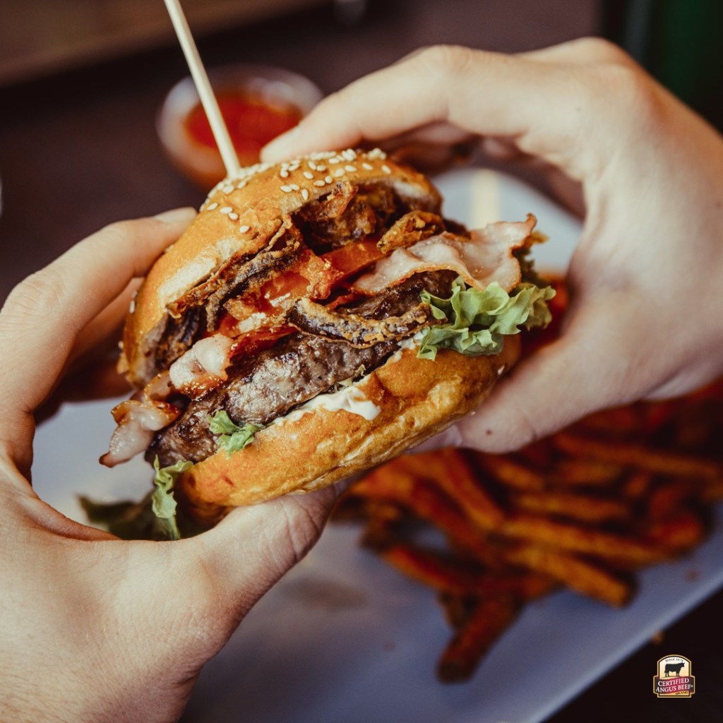 Hamburguesa al Ajo y Romero con Cebolla Caramelizada
